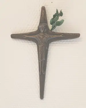 Bronze-Kruzifix mit Palmsonntags-Zweig